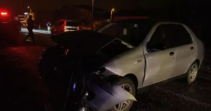 Balıkesir de otomobil traktöre çarptı! Yaralılar var