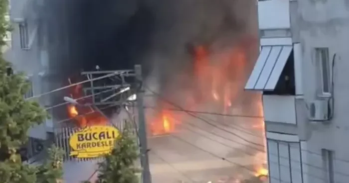 Alevlerin yükseldiği binada yangın paniği