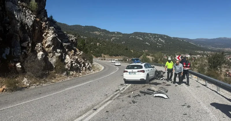 Feci kaza! Otomobilin altına giren motosikletli hayatını kaybetti