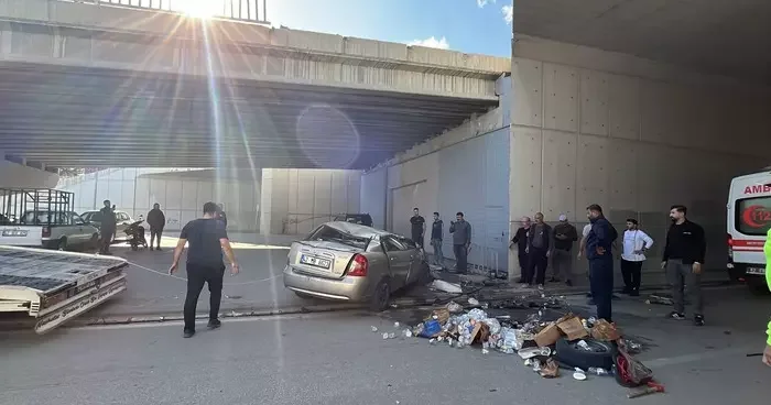 Otomobil üst geçitten yola düştü:: 2 yaralı