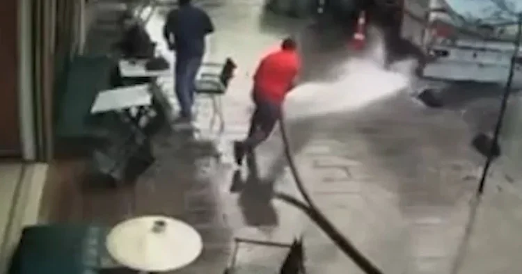 İstanbul da bir kişinin tazyikli suyla çevredekileri ıslatması kamerada