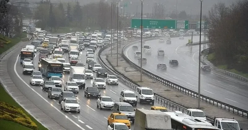 İstanbul da yağmur trafiği felç etti! Yoğunluk yüzde 83