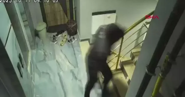 Adana da bisiklet hırsızlığı kamerada