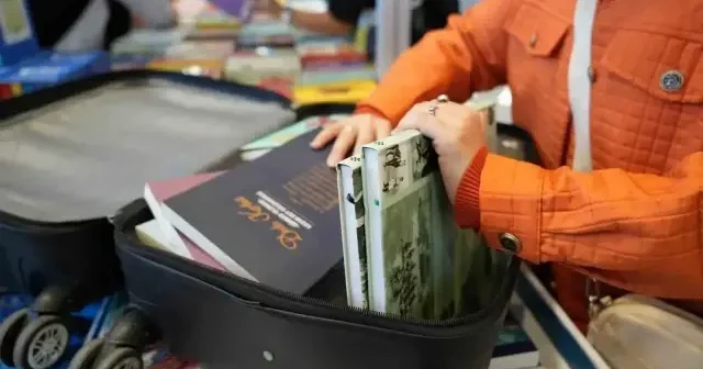 Fuardan valiz dolusu kitapla çıkıyorlar Hayat Haberleri
