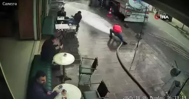 Bayrampaşa’da bir esnaf tazyikli suyun azizliğine uğradı, çay içen müşterileri böyle ıslattı