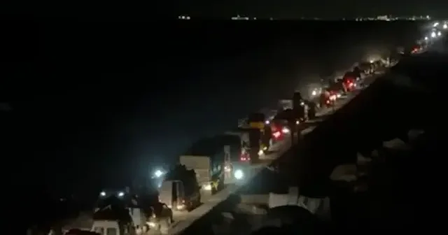 Ateşkesin ardından binlerce Filistinli Gazze’nin kuzeyindeki yıkılmış evlerine dönmeye başladı VİDEO İZLE