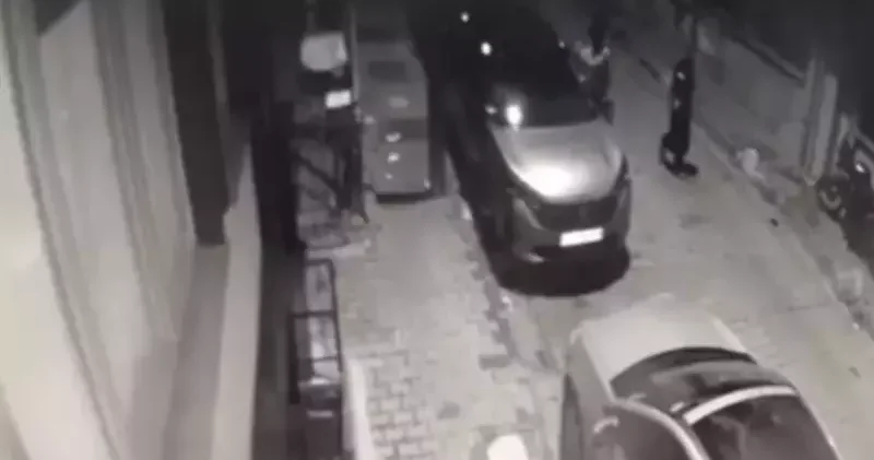 Kağıthane’de park halindeki araçların aynalarını yumrukla kırdı