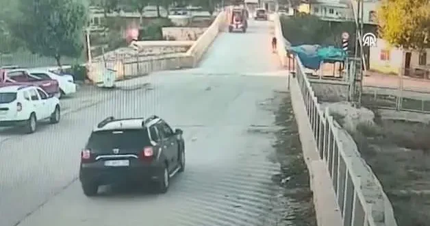 Adana da feci kaza! Traktörden ayrılan römorkun çarptığı kişi öldü