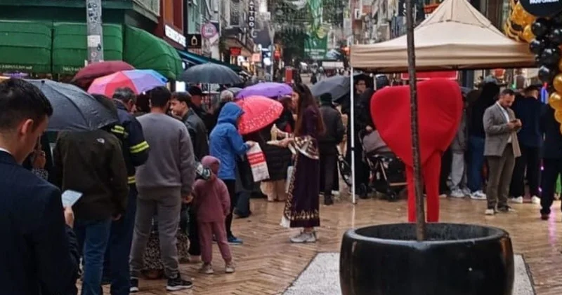 Bu da bedava altın kuyruğu: Kuyumcunun kampanyası izdiham yarattı