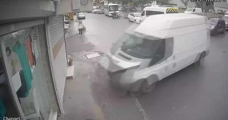 Avcılar da panelvan iş yerine çarptı; kaza kamerada