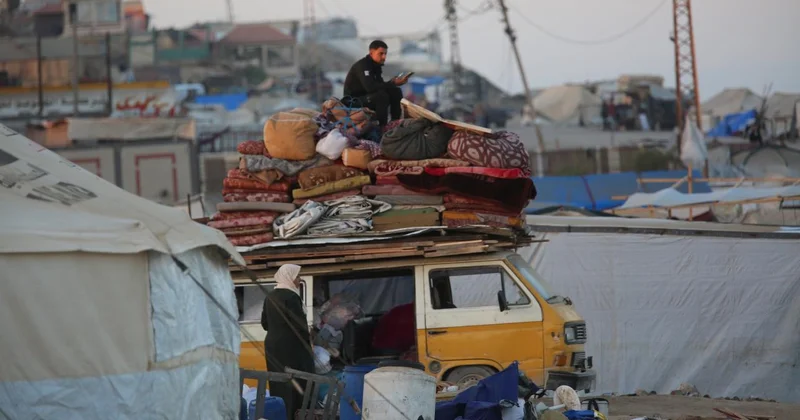 İsrail in Gazze de çekildiği bölgelere yerinden edilen Filistinliler dönmeye devam ediyor