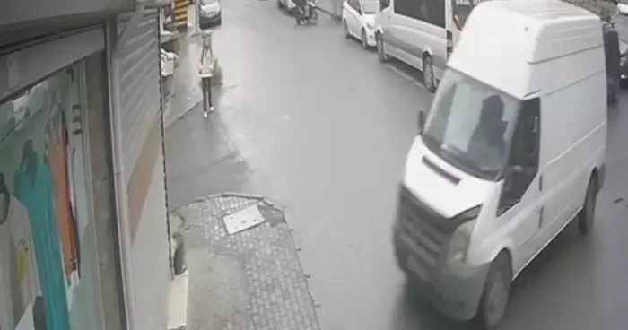 Avcılar’da freni boşalan panelvan dükkana daldı: O anlar kamerada