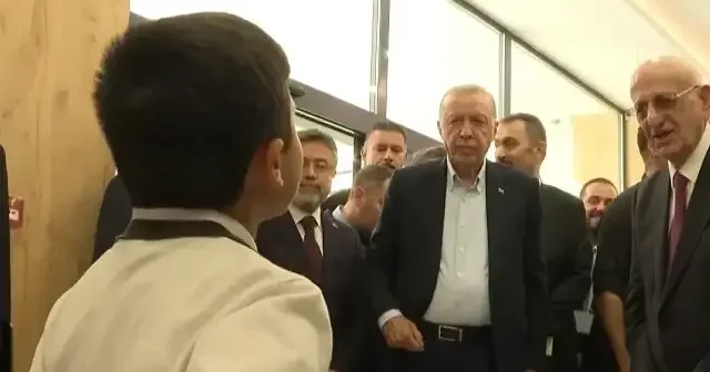 Cumhurbaşkanı Erdoğan ın küçük çocukla sohbeti yüzleri gülümsetti VİDEO İZLE