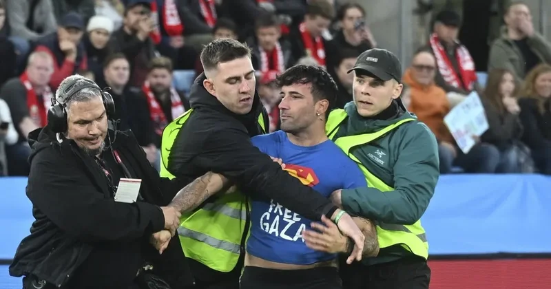 Norveç taraftarı Gazze’ye özgürlük tişörtüyle sahaya atladı!