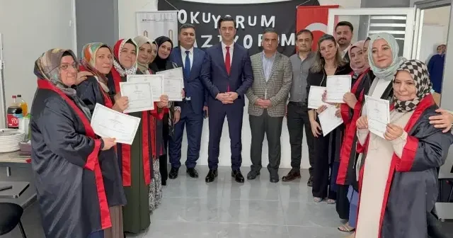 Mardin de okuma yazma kursunu tamamlayıp, cübbe giyip mezun oldular Hayat Haberleri