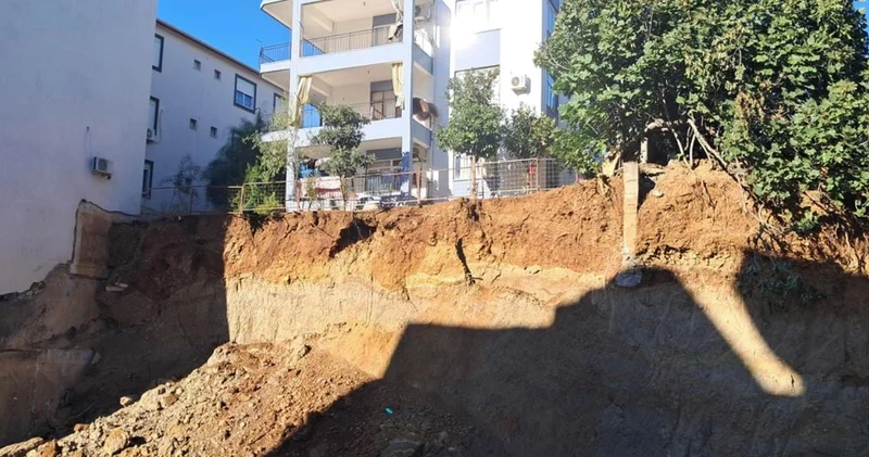 Antalya da toprak kaydı: 2 katlı bina tahliye edildi