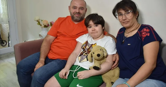 DMD li Aras ın babası: Bir gün yürüyememesinden korkuyorum İzmir Haberleri