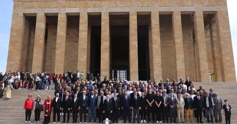 Süper Lig’e çıkan Gençlerbirliği, takım halinde Anıtkabir i ziyaret etti