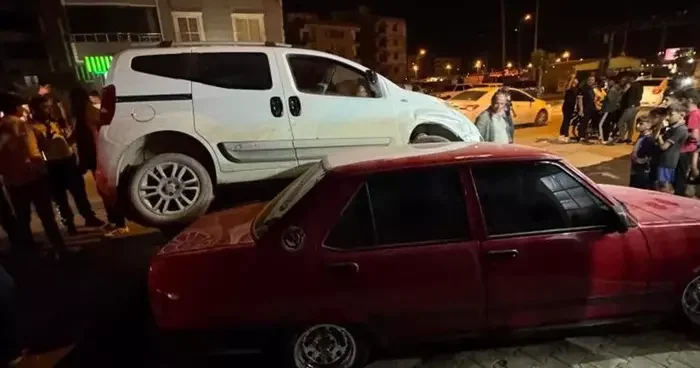 Hatay da ilginç kaza! Satmak üzere olduğu park halindeki aracına hafif ticari araç çıktı, neye uğradığını şaşırdı