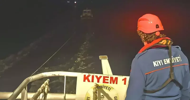 Çanakkale Boğazı nda sürüklenen tekne kurtarıldı