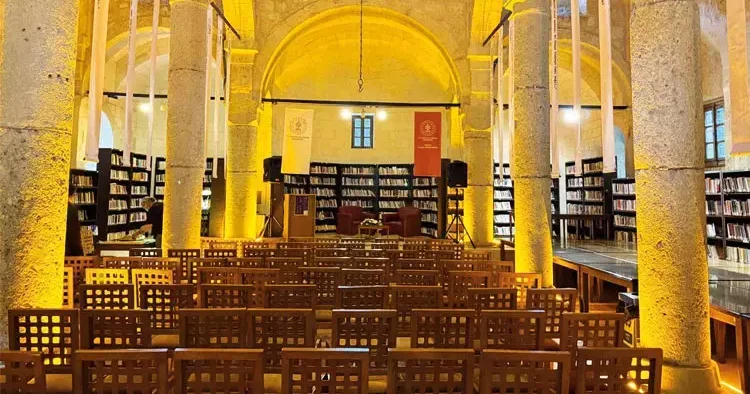 Tarihi kilise artık kütüphane