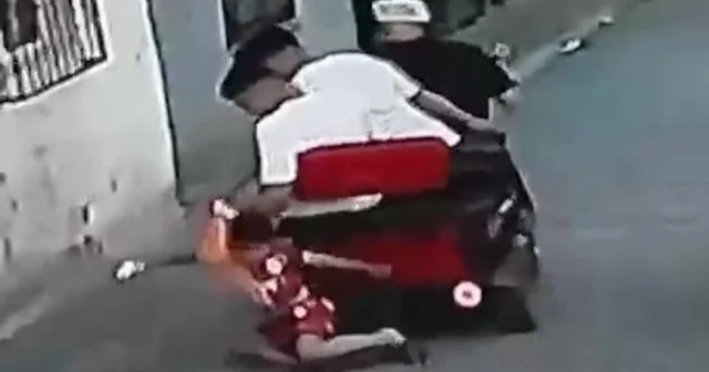 Adana da küçük çocuğu formasından tutup sürüklediler VİDEO İZLE