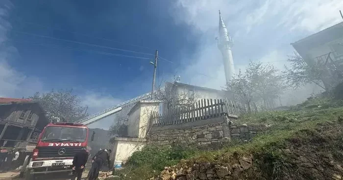 Bolu’da çıkan yangında 2 ahşap ev ve 1 cami küle döndü