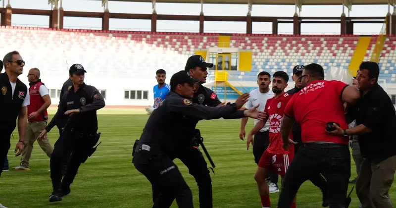 Son dakika golü sahayı karıştırdı! Çevik kuvvet sahaya indi