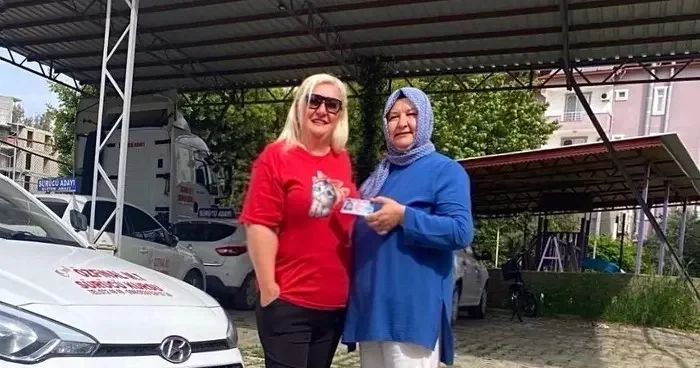 Azmiyle 56 yaşında ehliyeti aldı, herkese örnek oldu