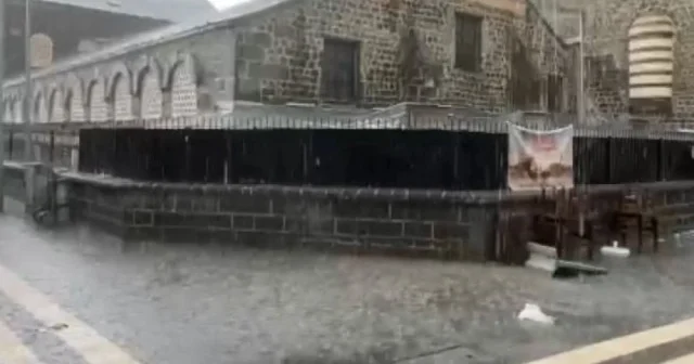 Diyarbakır da etkili olan sağanak, dolu ve kuvvetli rüzgar yaşamı olumsuz etkiledi VİDEO İZLE