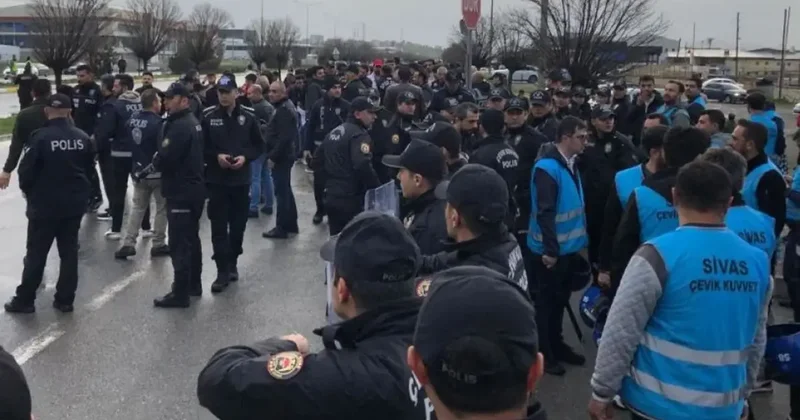 Süper Lig in köklü takımına şok protesto: Taraftar tesisi bastı