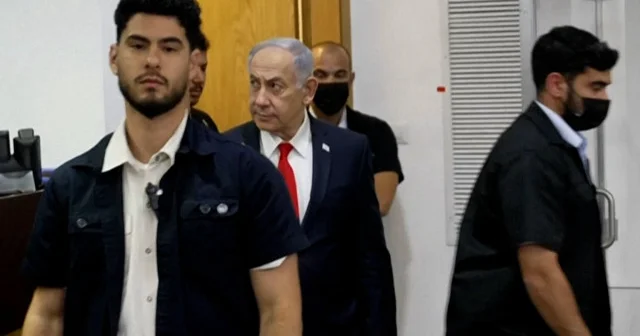 Üç ayrı suçtan yargılanan Gazze kasabı Netanyahu mahkemeye böyle geldi VİDEO İZLE