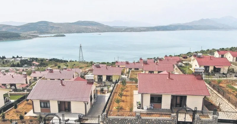 Göl manzaralı deprem konutları tatil beldelerini aratmıyor
