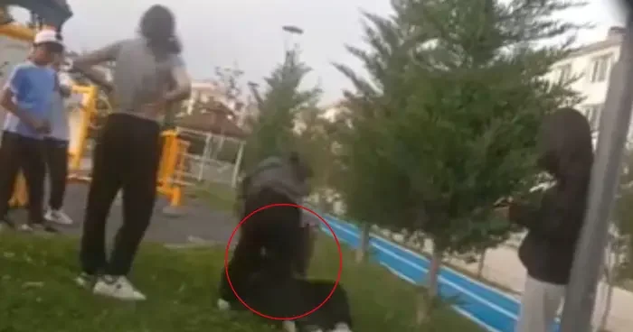 Akran zorbalığı olaylarının ardı arkası kesilmiyor! 7 nci sınıf öğrencisine 50 dakika boyunca kabusu yaşattılar
