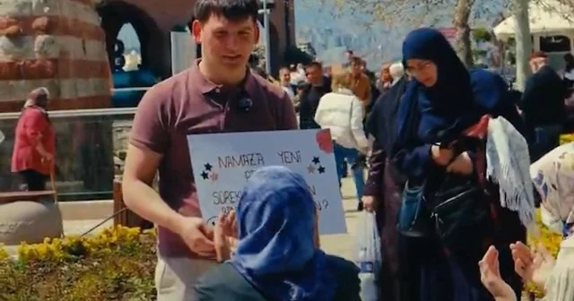 Namaza başlayan genç vatandaşlara ikramda bulunup dua istedi VİDEO İZLE