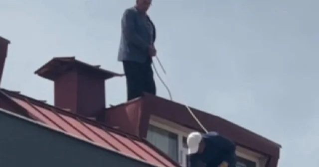Çatıda tadilat yapan vatandaşların güvenlik önlemi pes dedirtti VİDEO İZLE