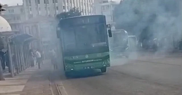 Denizli de seyir halindeki halk otobüsünü kaplayan dumanlar korku dolu anlar yaşattı VİDEO İZLE