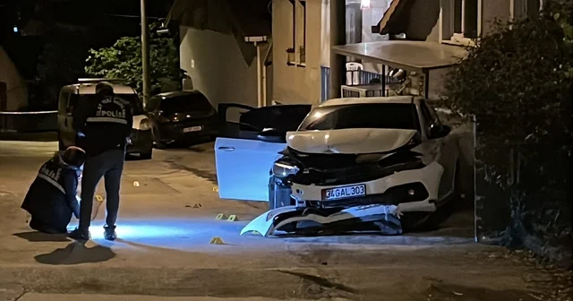 Kocaeli de otomobille seyir halindeyken silahlı saldırıya uğrayan sürücü yaralandı Kocaeli Haberleri