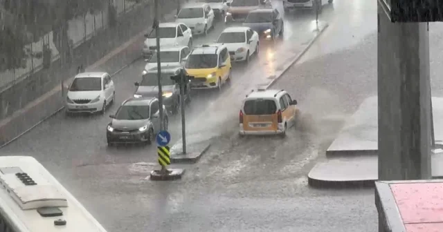 Diyarbakır da sağanak; yollar suyla doldu, kırılan ağaç dalları araçların üzerine düştü Diyarbakır Haberleri