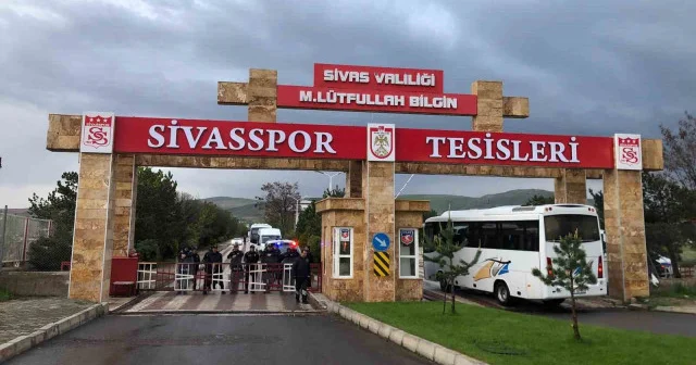 Sivasspor taraftarından tesislerin önünde protesto Futbol Haberleri