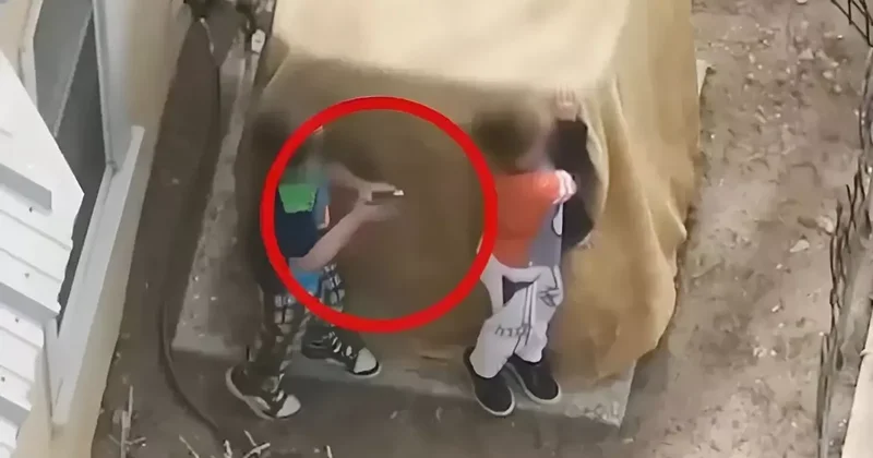 Polis, ellerindeki tabancaları bırakmayan 7 ve 9 yaşındaki iki kardeşe ateş açtı