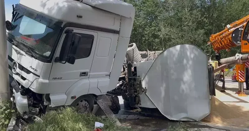 Yem yüklü TIR devrildi, kara yolu 2 saat ulaşıma kapandı