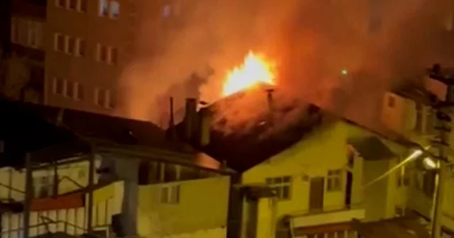 Gümüşhane de müstakil evde çıkan yangın yanındaki eve de sıçradı VİDEO İZLE