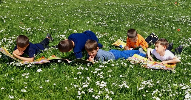 İlkokul öğrencileri yaylada rengarenk çiçekler arasında kitap okudu Trabzon Haberleri