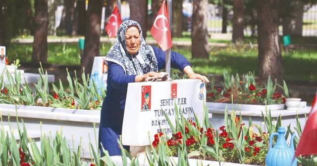 Anneler Günü nde şehitlerine koştular Gündem Haberleri