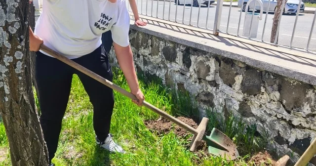 Arguvan da öğrenciler okul bahçesine fidan dikti Malatya Haberleri