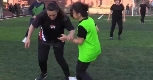 Anneler Günü nde çocuklarıyla futbol maçı yaptılar VİDEO İZLE