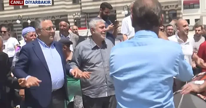 Sezgin Tanrıkulu ndan Terörsüz Türkiye halayı! PKK nın fesih kararı sonrası gündem olan anlar...