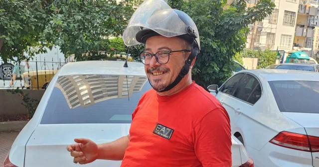 Adana da bir vatandaş otomobil kullanırken kask takmamaktan ceza yedi VİDEO İZLE