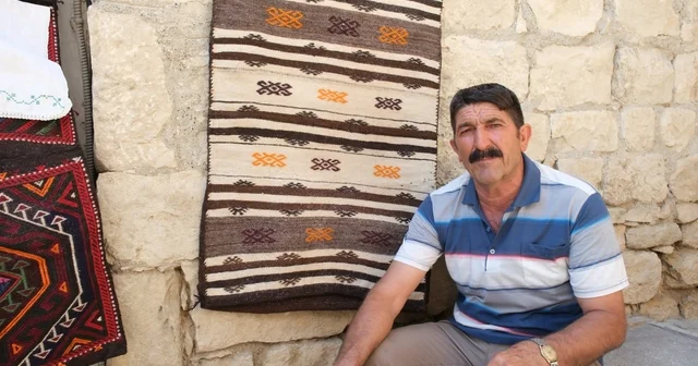 Evinin bahçesini açık hava müzesine dönüştürdü Mersin Haberleri